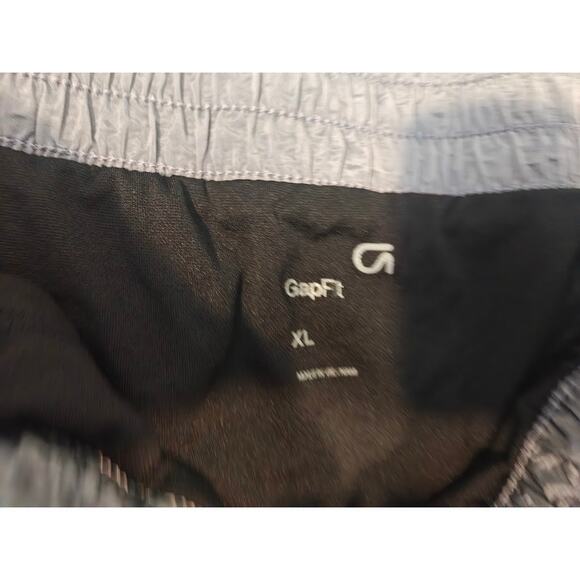 GapFit Women XL G Sprint Mid-Rise Dry Wicking Running‎ Shiny Gray Shorts Pockets - Picture 2 of 7